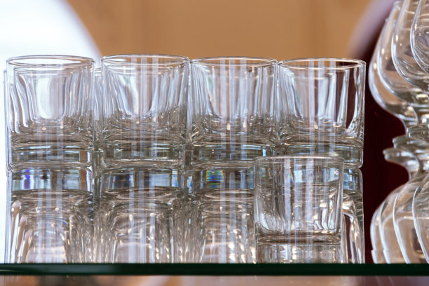 餐厅架子上的玻璃杯图片下载