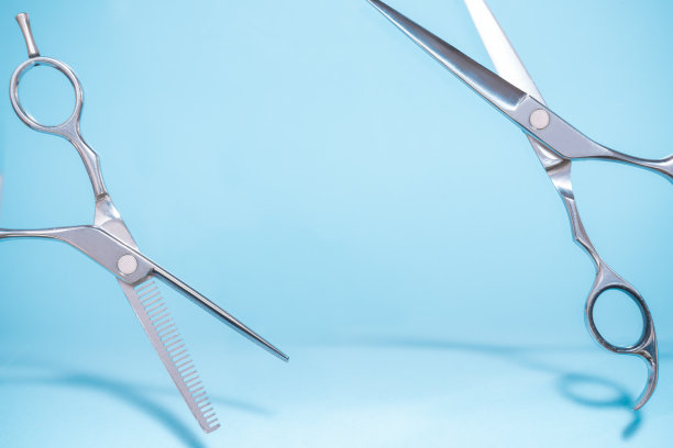 飞天发型师工具梳子，剪刀在时尚的颜色背景下复制空间和柔和的光线。时尚专业理发剪刀，发型师沙龙概念，理发配件图片下载