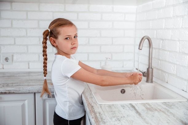 孩子用肥皂和水洗手。孩子的卫生。图片下载