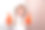 戴着橙色手套的小女孩正在打扫房间。图片下载