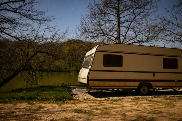 晚上在湖边的商队图片下载