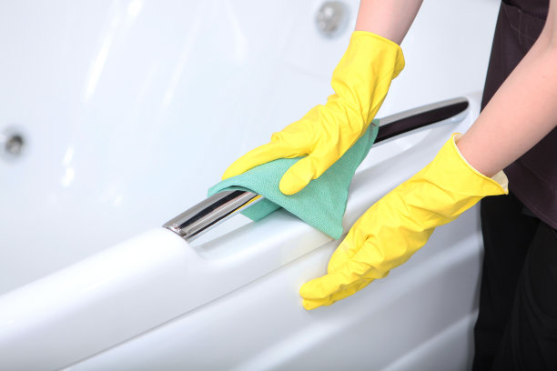 打扫酒店的浴室。手在橡胶手套擦拭铬表面。清洁和卫生的概念。认不出来照片。图片下载