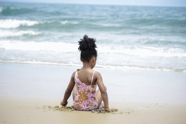 可爱的孩子设置和有乐趣的夏季沙滩与蓝色的海，快乐的小女孩在热带海滩上玩图片下载