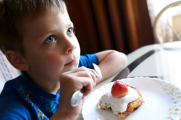 孩子吃奶酪煎饼配草莓图片下载