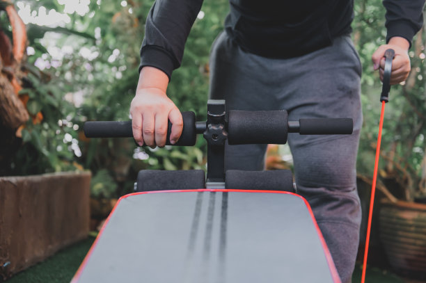 男人锻炼，在家锻炼。图片下载