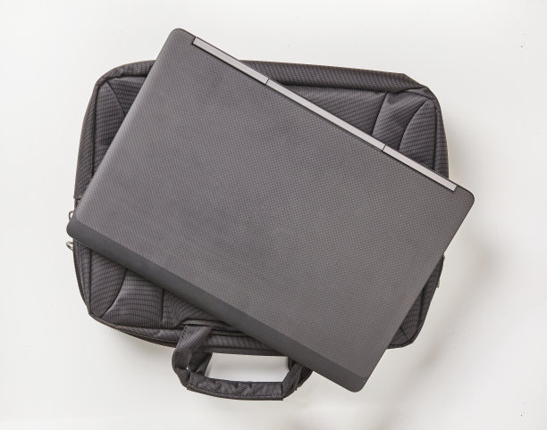 黑色笔记本包，白色背景，笔记本电脑。前视图。图片下载