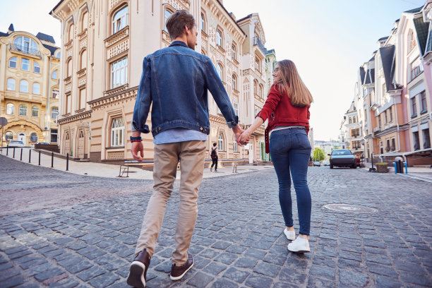 一对可爱的小情侣在户外约会图片下载