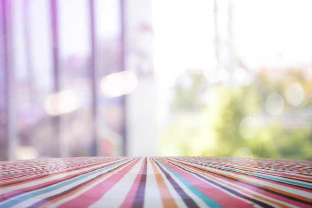 空桌子与红色圆点桌布上抽象模糊的散景背景图片下载