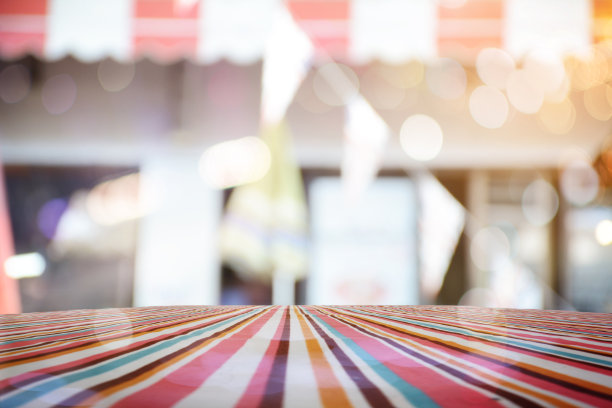 空桌子与红色圆点桌布上抽象模糊的散景背景图片下载
