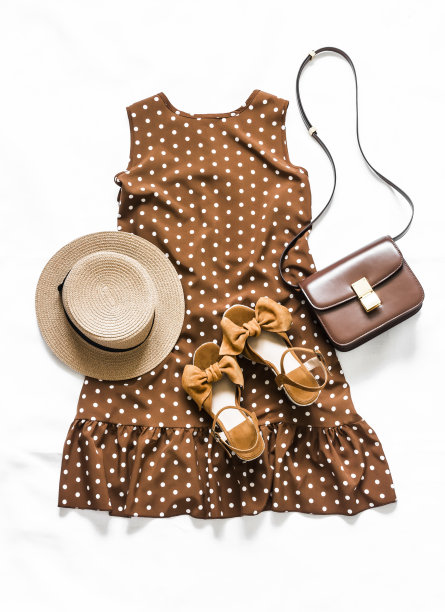 夏日女装的外观-棕色圆点无袖连衣裙，麂皮凉鞋，皮革斜挎包，太阳镜和帽子在一个轻的背景，俯视图图片下载