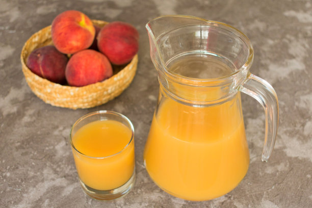 灰色背景上的水蜜桃汁。从上面看。图片下载