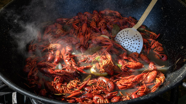 特写新鲜煮红龙虾在街头美食节出售，准备吃海鲜与蒸汽，照片与软选择焦点图片下载