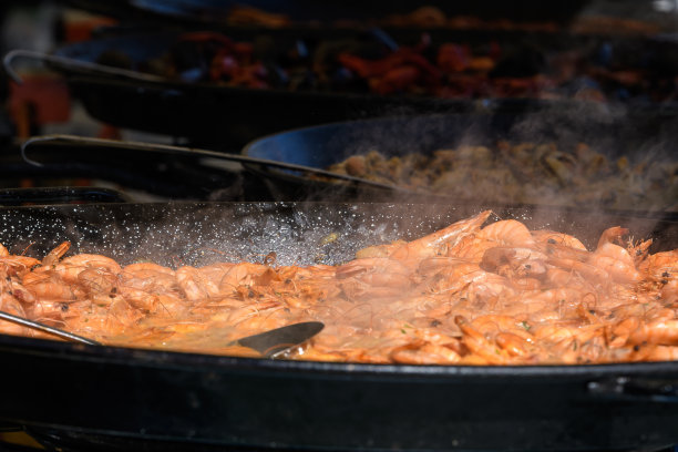 在一个街头美食节煮虾的特写，准备吃海鲜与蒸汽，照片与软选择焦点图片下载