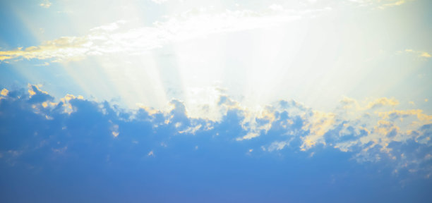 阳光透过浓密的积云，美丽自然的天空背景图片下载