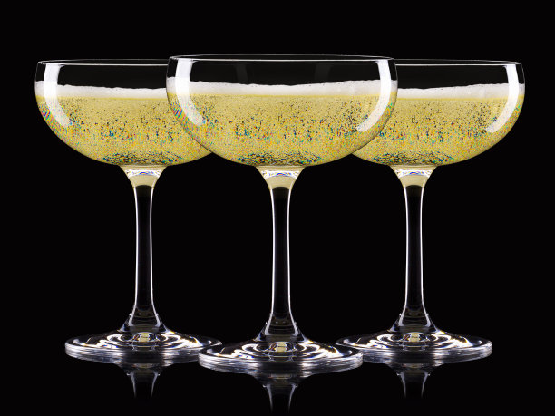 一组豪华香槟酒杯在一排孤立的黑色背景图片下载