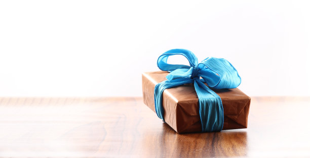 带丝带的棕色圣诞礼物图片下载