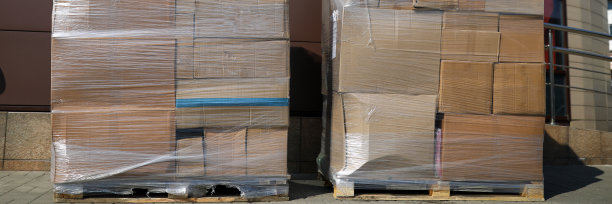 用弹性胶带捆扎起来的一大堆纸箱图片下载