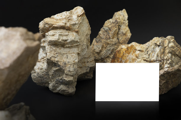 黑色背景上用石头模拟的名片图片下载