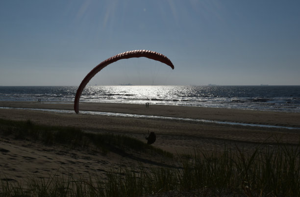 在海滩上玩滑翔伞图片下载