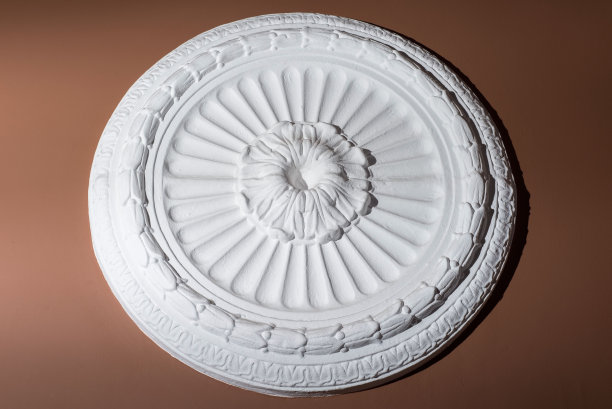 建筑装饰饰面有棕色墙、白色、圆形石膏装饰混凝土盾、纹理、墙面、建筑抽象混凝土圆图片下载