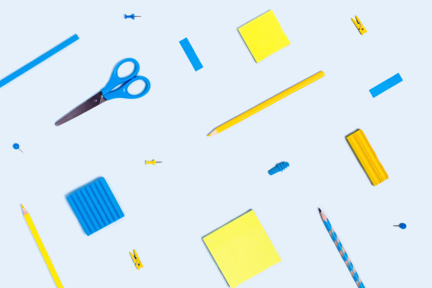 蓝色背景和书写材料。图片下载