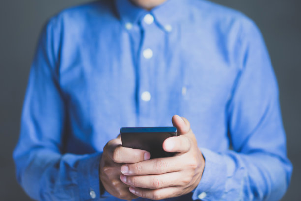 快乐男性使用智能手机图片下载