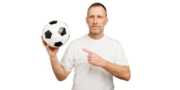 一个人拿着一个足球，用手指着它图片下载