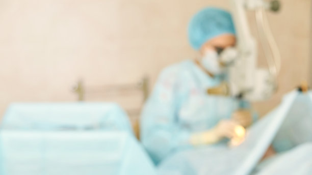 眼科激光显微镜手术。有医生和家长的诊所。模糊的背景。Unfocus,选择性的焦点图片下载