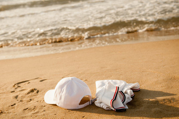 白色的衣服躺在沙滩上没有人图片下载