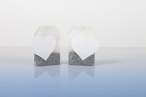 两个带心形标签的茶包特写图片下载