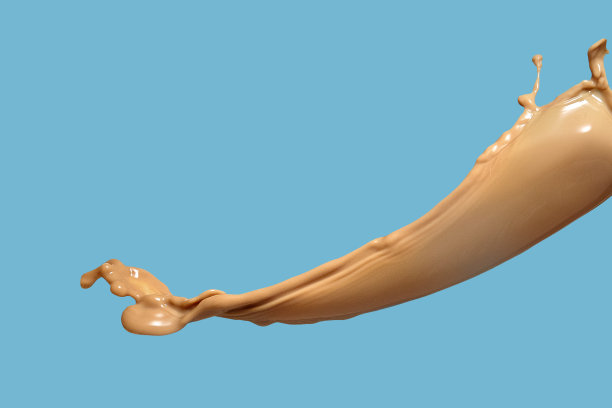 照片的咖啡或棕色液体飞溅与雨滴孤立的黑色背景。关闭视图图片下载