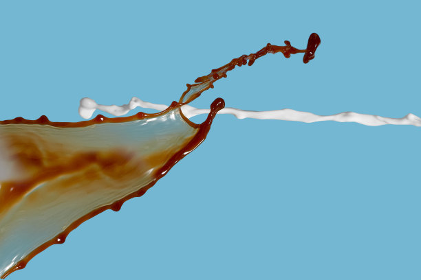 蓝色背景上隔离的咖啡和牛奶混合物。关闭了。液体碰撞图片下载