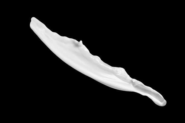 牛奶或白色液体飞溅与滴在黑色背景孤立的照片。关闭视图图片下载