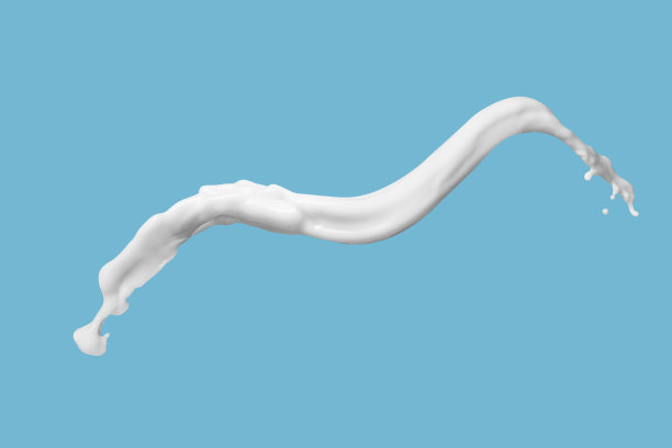 牛奶或白色液体飞溅与滴在黑色背景孤立的照片。关闭视图图片下载