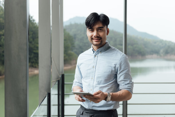 一个年轻的亚洲商人正在工作图片下载