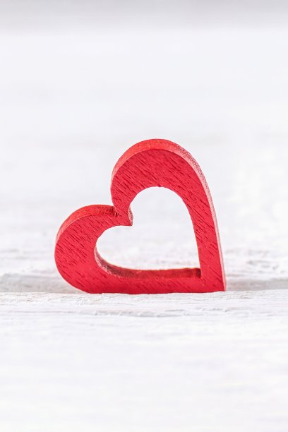 情人节快乐。情人节的概念。白木背景上的红心。本空间图片下载