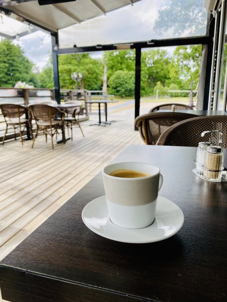 独自喝着咖啡在加冕礼上图片下载