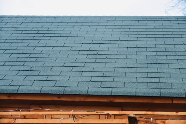 混凝土屋顶的木屋的独特照片图片下载