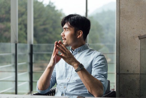 一个年轻的亚洲商人正在工作图片下载