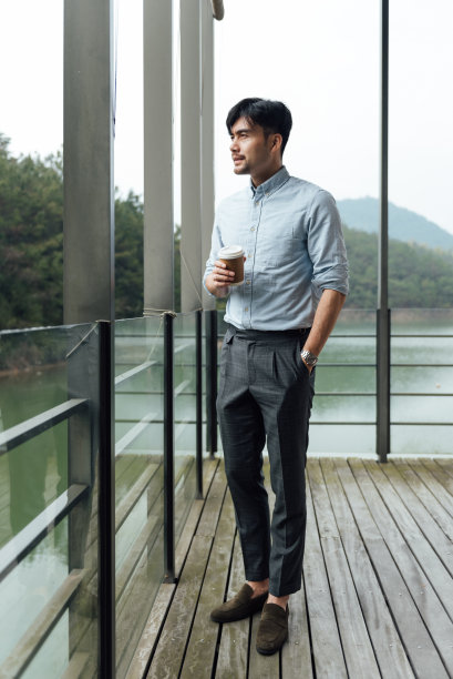 一个年轻的亚洲商人正在工作图片下载