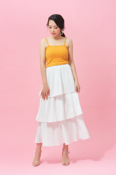 穿着长裙跳舞的兴奋女人。图片下载