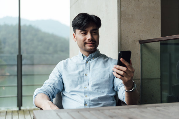 一个年轻的亚洲商人正在工作图片下载