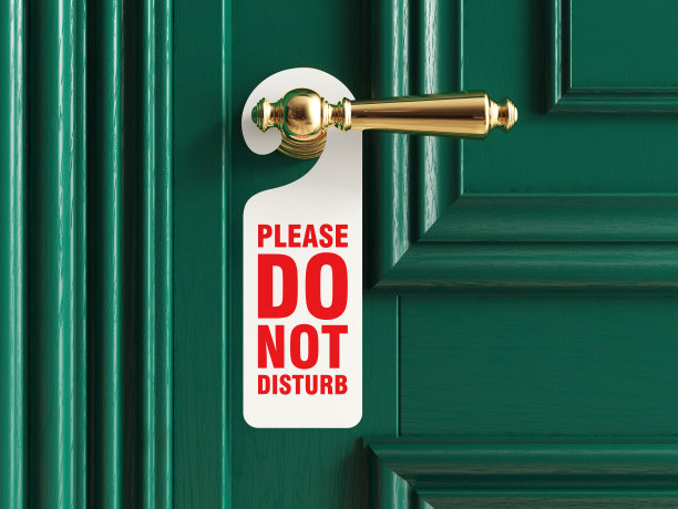 绿色经典门上贴着“请勿打扰”的标签。包括剪切路径。图片下载