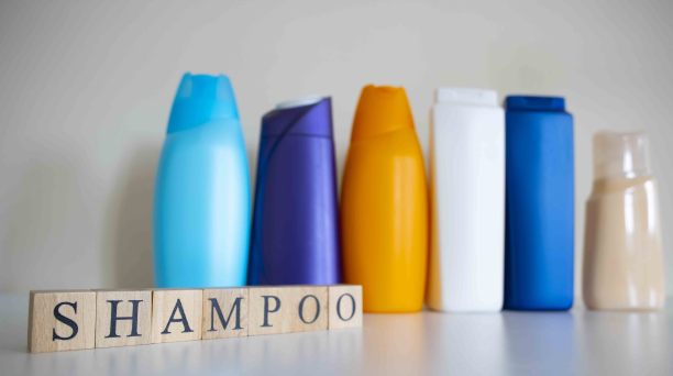 很多不同的个人护理化妆品都隔离在白色。图片下载