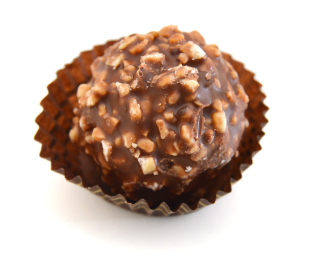 白色背景上的巧克力糖果和坚果图片下载