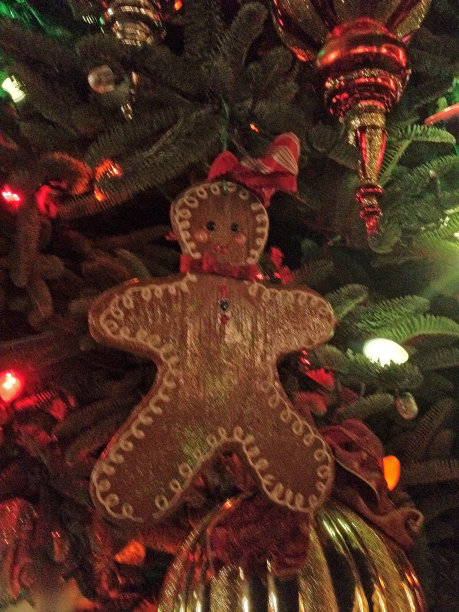 姜饼人装饰树上图片下载