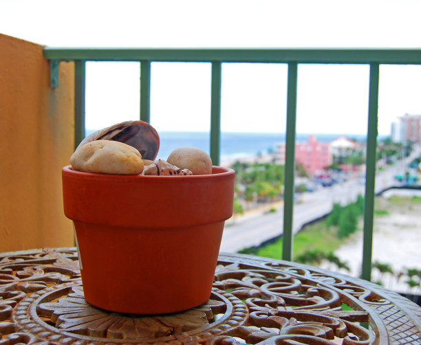 庭院桌上的石头花盆图片下载