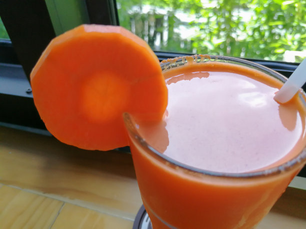近距离图片的新鲜健康的果汁与胡萝卜图片下载