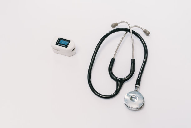 白色背景上的医疗设备。图片下载