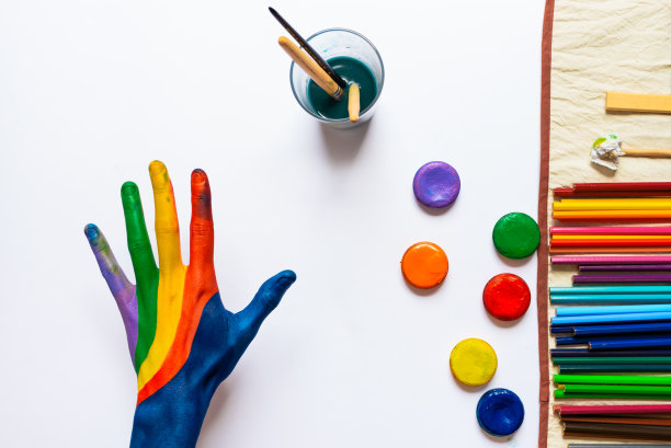 人在手上画水彩画。图片下载